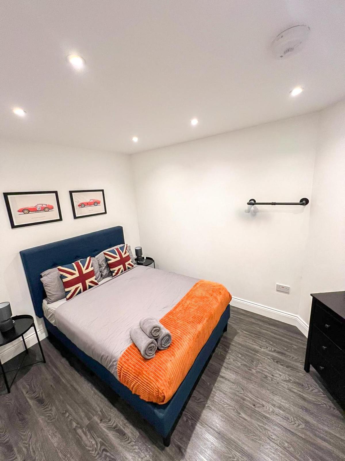 1-Bedroom Apartments In Shoreditch, Old Street, Hoxton Лондон Экстерьер фото