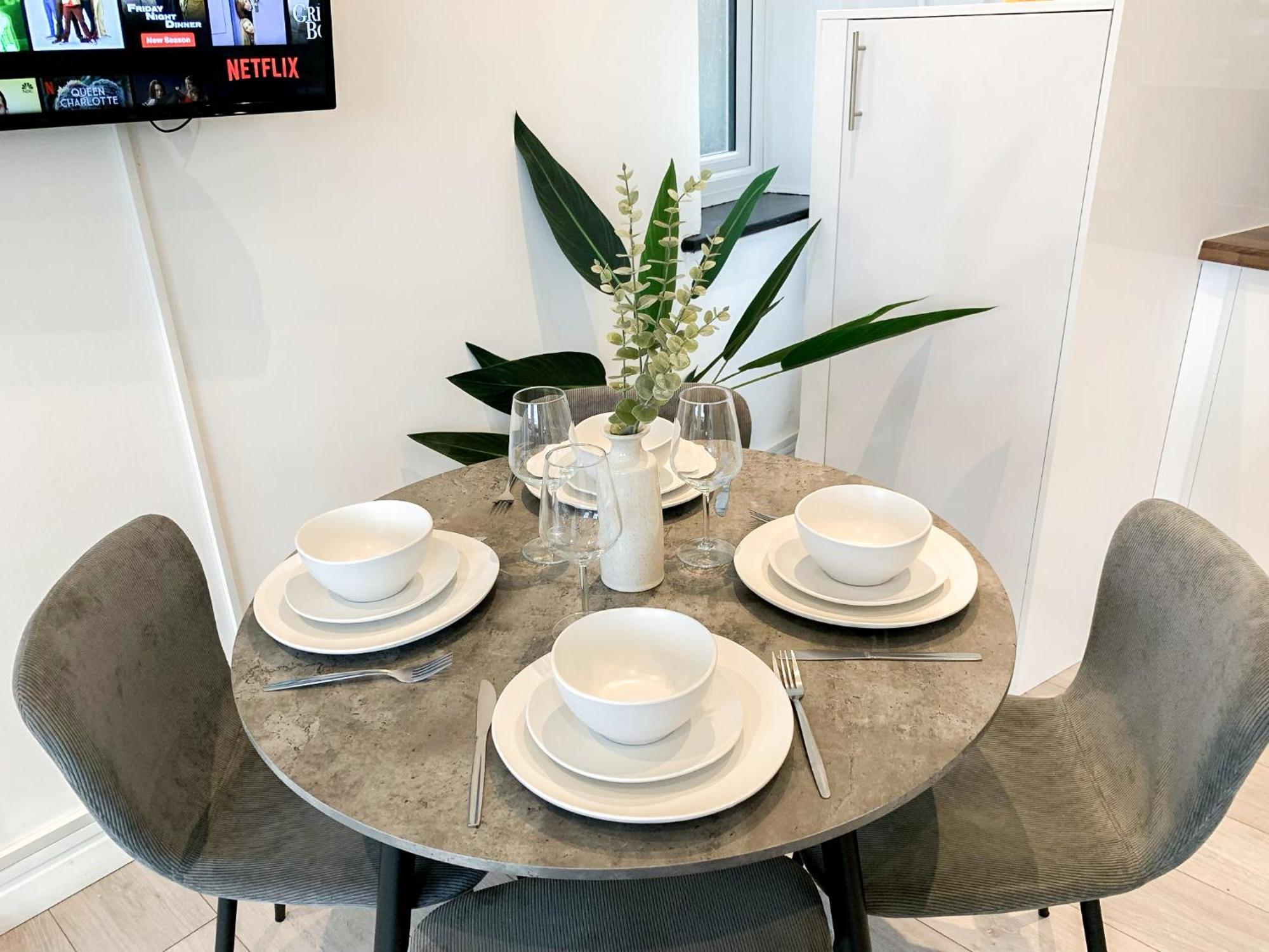 1-Bedroom Apartments In Shoreditch, Old Street, Hoxton Лондон Экстерьер фото